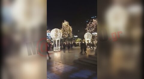 Γεμάτη μετανάστες η χριστουγεννιάτικη πλατεία Συντάγματος
