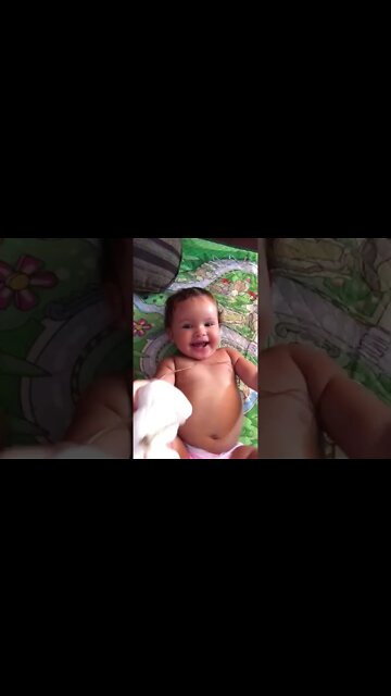 LINDA BEBÉ RINDO MUITO E CONVERSANDO - BEAUTIFUL BABY LAUGHING VERY AND TALKING - बहुत ही सुंदर लग र