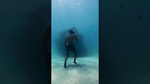 ANDANDO NO FUNDO DO MAR 😱😱😱 #shorts