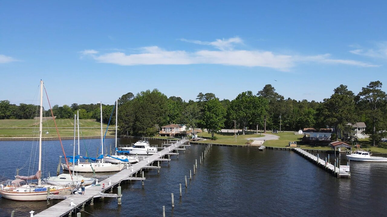 S02E21 - Blackbeard's Cove Marina & Pub in Belhaven, NC (Pungo Creek)