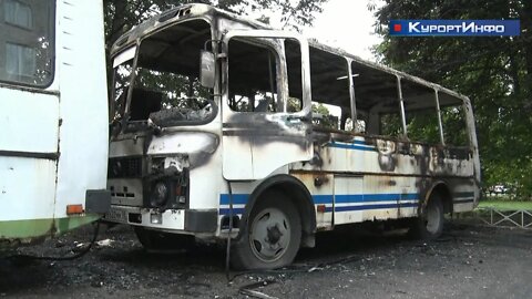 На улице Борисова в Сестрорецке горел автобус. Внутри обнаружен труп мужчины