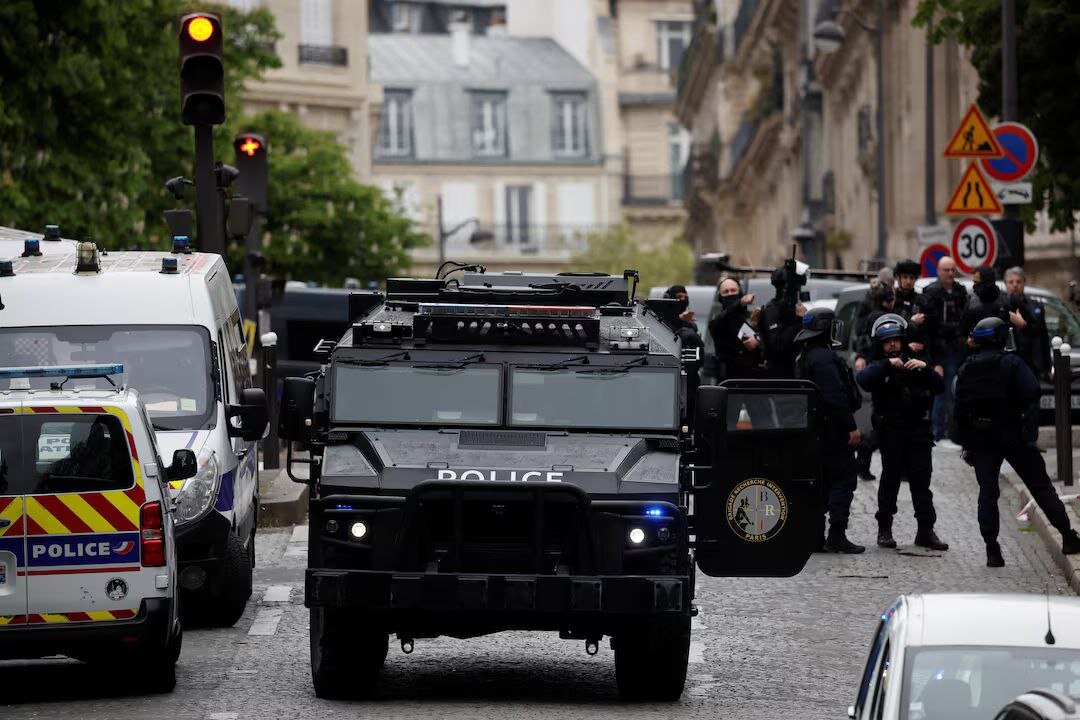 Breaking "PARIS" - man with explosives is threatening to blow himself up!