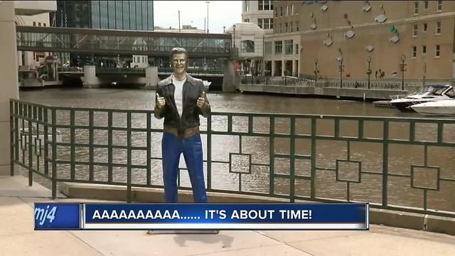 Bronz Fonz finally gets blue jeans