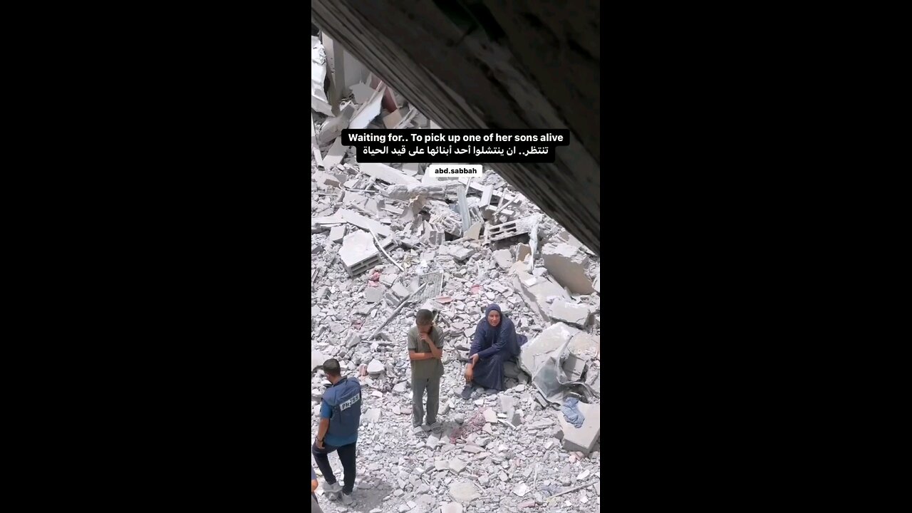 سيدة فلسطينية تنتظر خبراً عن أولادها بعد قصف الاحتلال لمنزلهم في شمال غزة