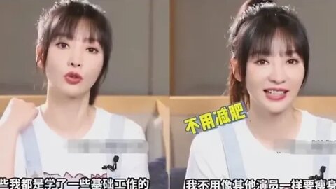 柳岩与妈妈穿旗袍录节目！身材高挑妆容显清纯，母女眉眼太相似