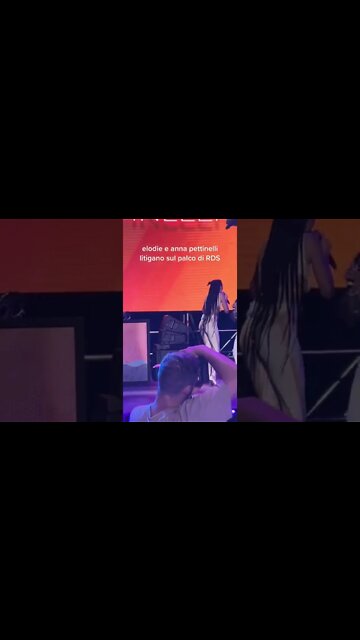 ELODIE E ANNA PETTINELLI LITIGANO 👊🏻