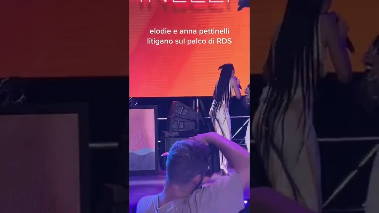 ELODIE E ANNA PETTINELLI LITIGANO 👊🏻