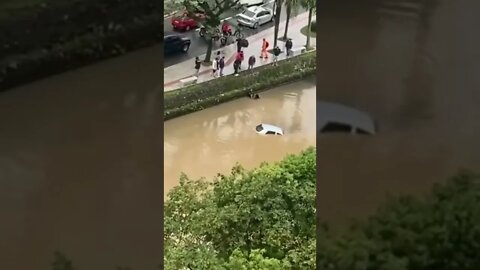 Carro cai no Rio Peroba, na Sexta Avenida