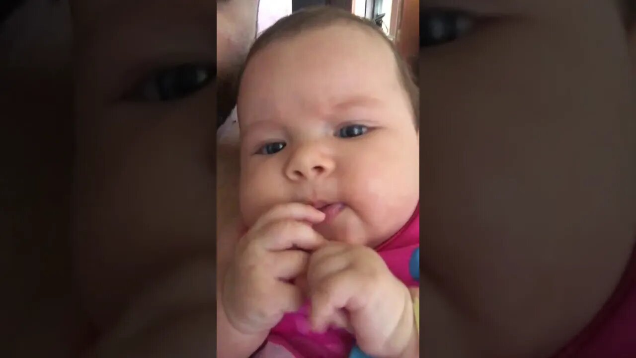 Bebê muito linda chupando o dedo - #shorts #linda #bebe #viral