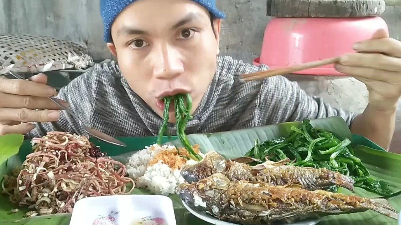 Banana flower salad, fried fish, Shrimp Floss, rice, and Fragrant Lettuce to eat with me