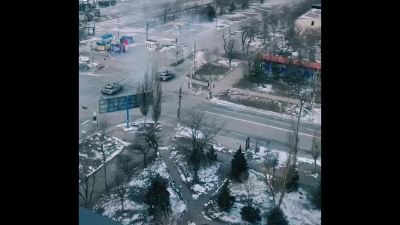 Azov formation in Mariupol are firing from two tanks in urban areas. #Ukrainian #Ukraina