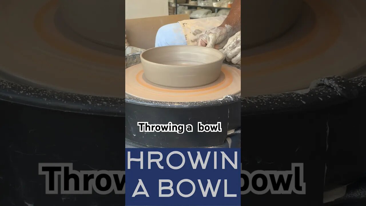 Throwing a bowl #pottery #ceramic #studiopottery #potterywheel #cake #potterymugs #handmadeceramics