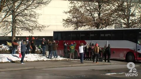 Watch: Fans cheer as Burrow, Bengals leave for Kansas City