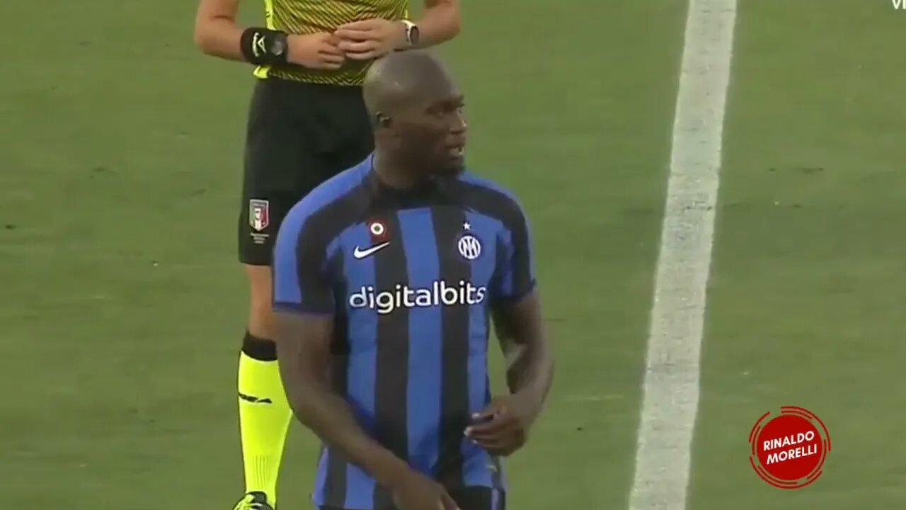 "Chi non salta rossonero รจ" anche in portoghese ๐