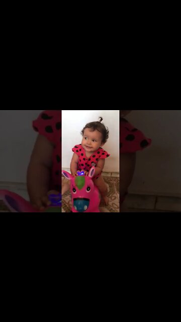 Linda bébé brincando no cavalinho muito linda fofura total - #shorts #linda #bebe #viral