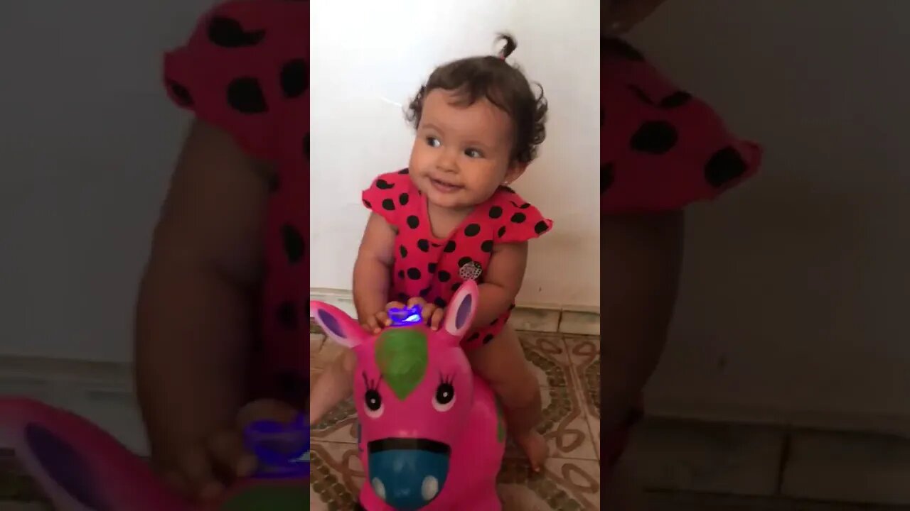 Linda bébé brincando no cavalinho muito linda fofura total - #shorts #linda #bebe #viral