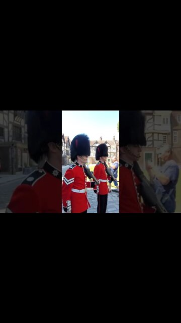 make way for the guard of the Tower of London #toweroflondon