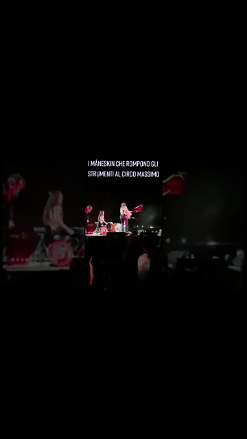 I Maneskin rompono gli strumenti