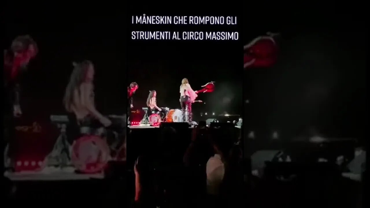 I Maneskin rompono gli strumenti