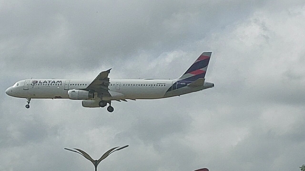 Airbus A321 PT-MXD na aproximação final vindo de Guarulhos para Manaus