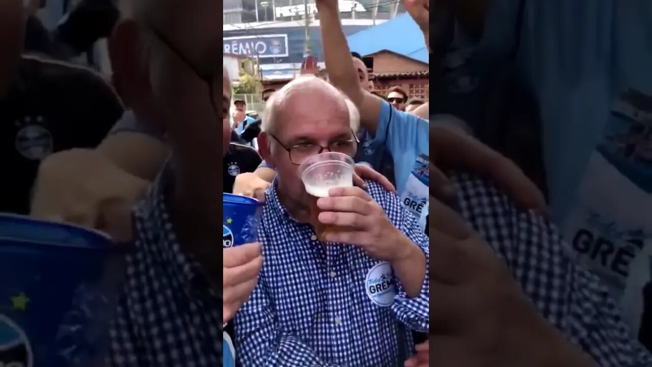 Presidente do Grêmio tomando cerveja com torcedores