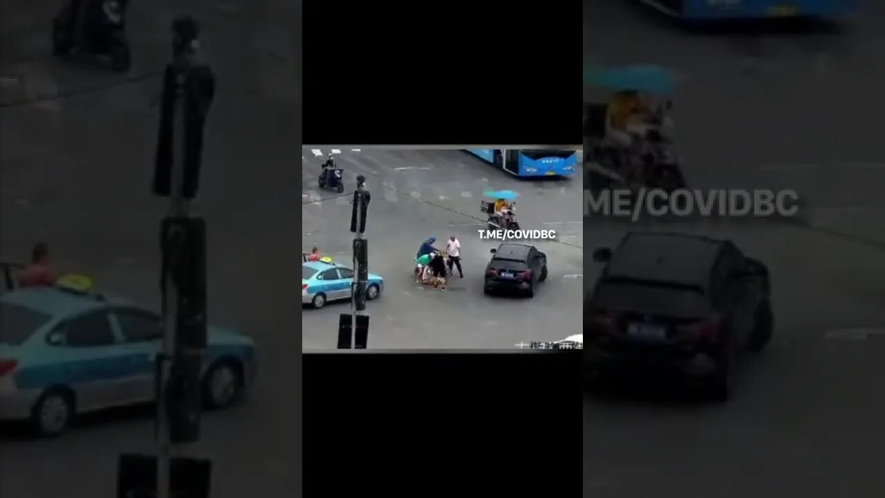 Man Riding A Scooter Suddenly Collapsed - 2022 Is A Strange Year 💉😵💫
