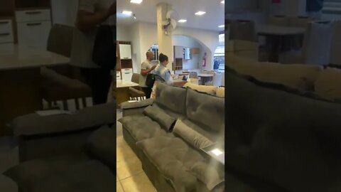 Faça igual a nossa cliente Alzira que finalizou a sua compra e está saindo da loja super feliz