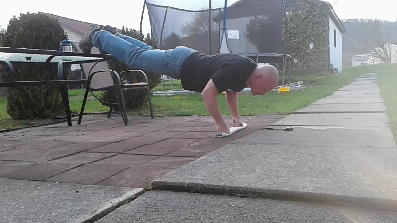 Isometric Training - 2:30 Min 28 "Elevated Knuckle Pushup Hold