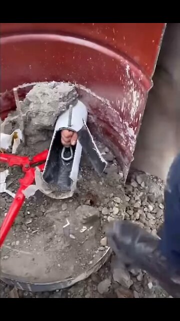 🤦 Look at this whiny shmuck blocking traffic on the Golden Gate Bridge.