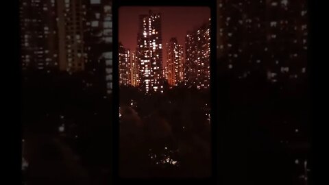 En Shangai, China, gente gritando desde sus ventanas por el encierro y falta de suministros...
