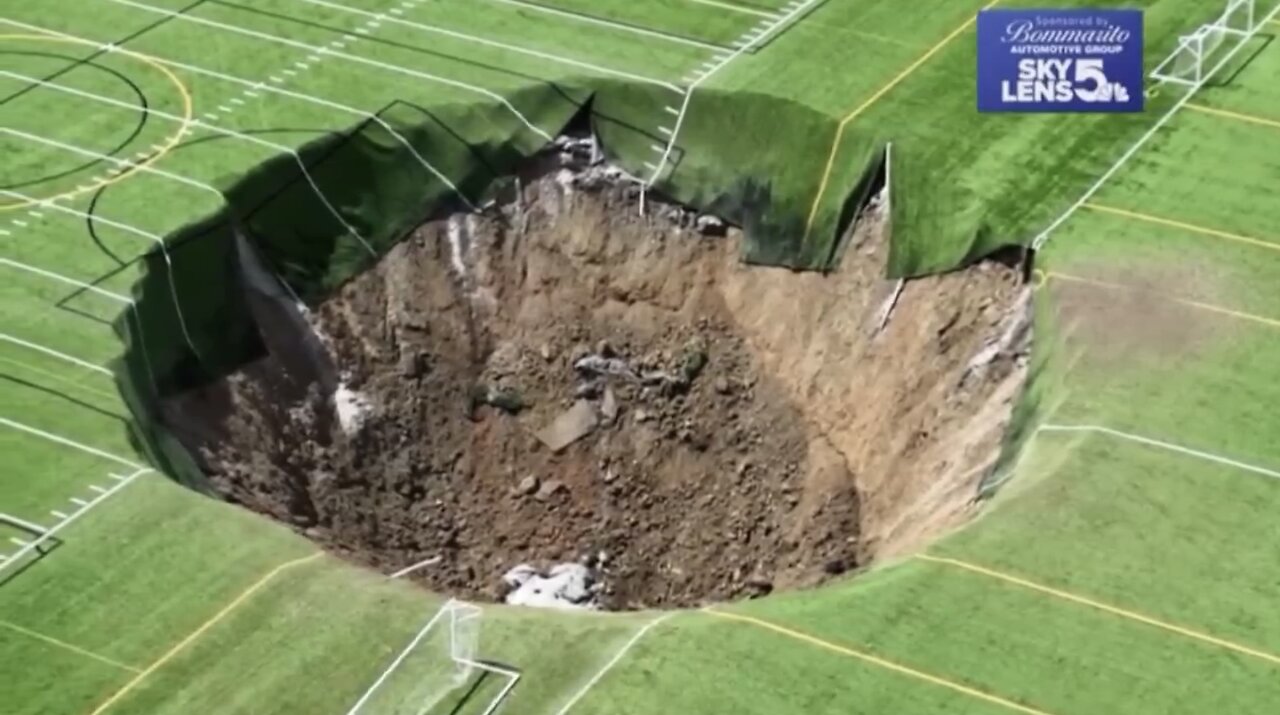 GIANT SINKHOLE SWALLOWS PORTION🕳️🏟️🕳️⚽️OF ILLINIOS SOCCER FIELD🕳️🏟️💫