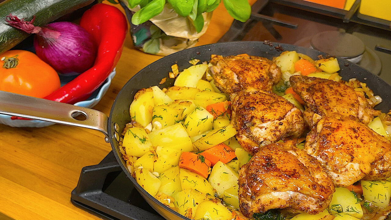 The family asks to cook them every day! Crispy chicken thighs in a pan.