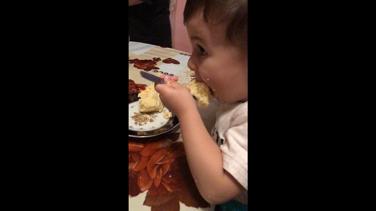 Lil baby eating cake insanely 🤣🤣🤣