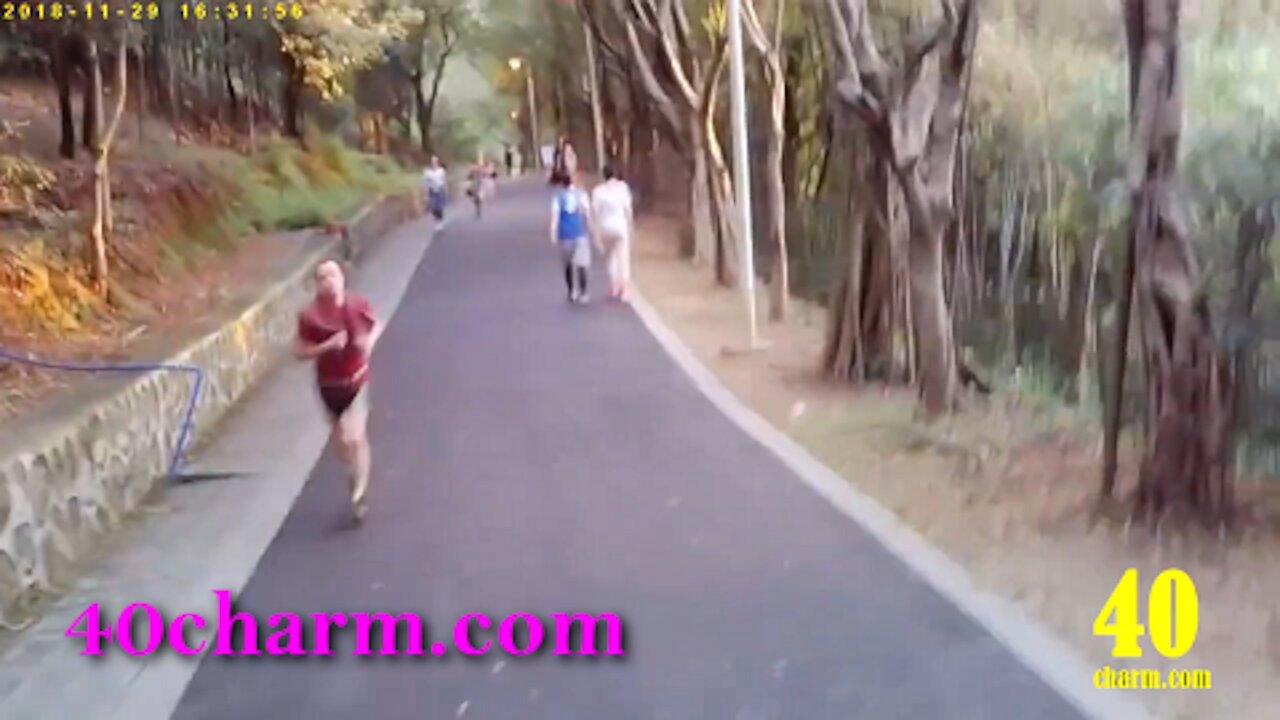 在中國的街道上跑來跑去，在我奔跑時遇到女孩