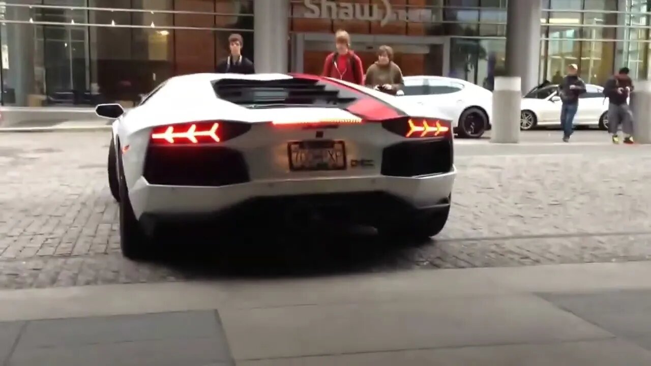 Lamborghini Aventador estacionando