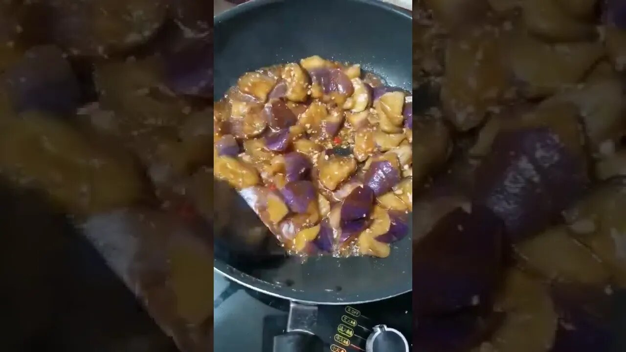 红烧茄子。Braised Eggplant