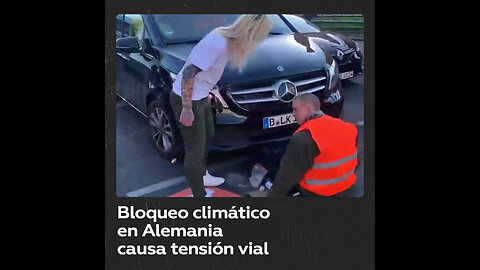 Activistas climáticos alemanes bloquean carreteras con ayuda de la Policía