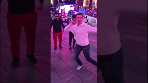 АМЕРИКАНЦЫ И КАВКАЗЦЫ МОЩНО ТАНЦУЮТ ЛЕЗГИНКУ 2022 #shorts