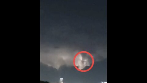 UFO harnesses lightning ⛈️ strikes as energy