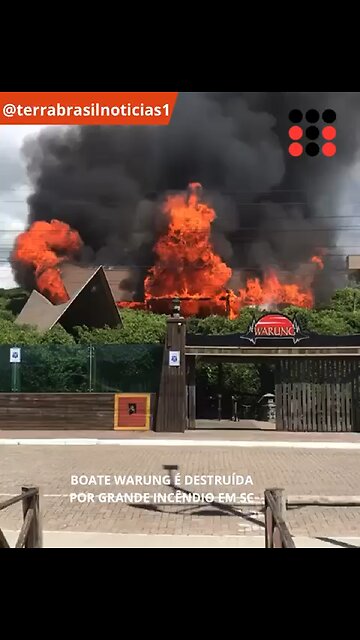 Warung é destruído pelas chamas