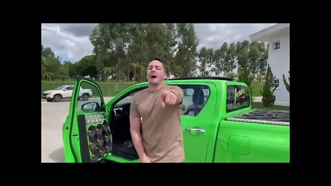 Gusttavo lima com seu novo carro Hilux Lotada de som verde parte 2