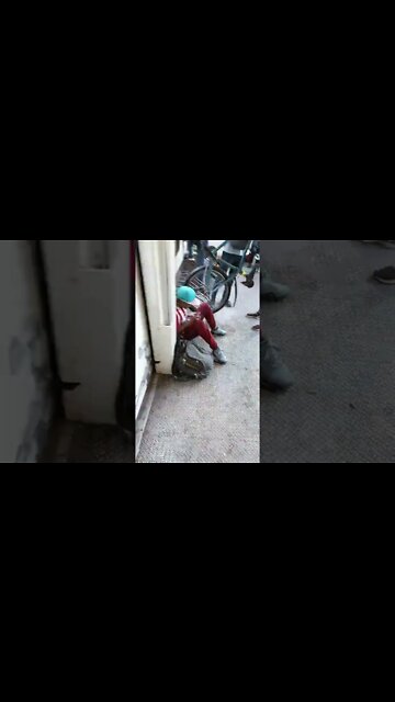 La postal de todos los días en el #trensanmartin, un menor de aprox 12 años fumando porro.