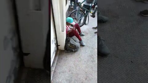 La postal de todos los días en el #trensanmartin, un menor de aprox 12 años fumando porro.