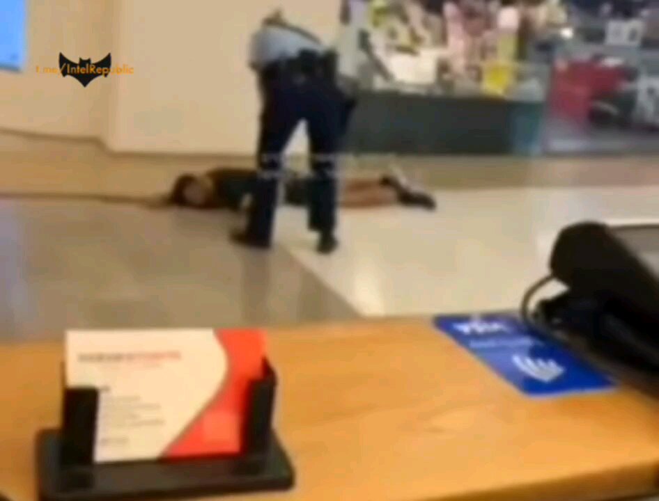 ⚠️ WARNING: DISTRESSING FOOTAGE. SYDNEY MALL ATTACKER SHOT DEAD, police attempt to revive several