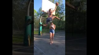 5'9 RECEIVER DUNKS OVER GIRL 😳🚀 #Shorts