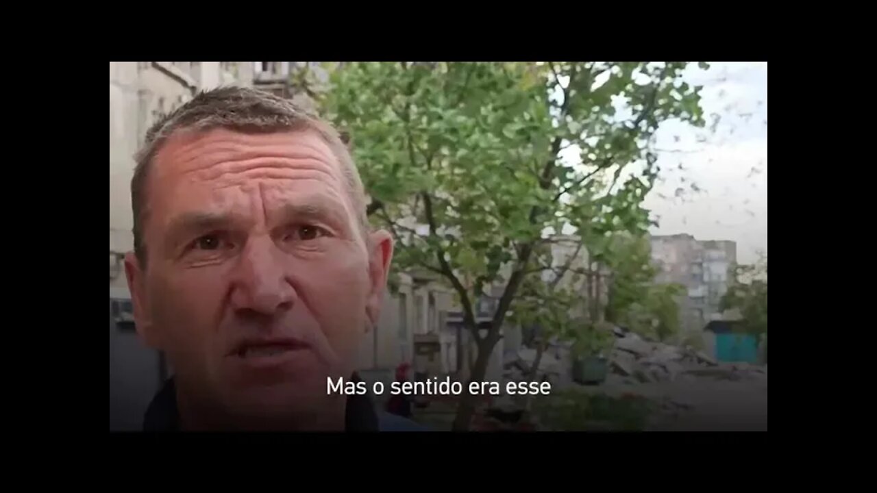 Morador de Mariupol contou que militares da Ucrânia saqueavam casas e depois as incendiavam.