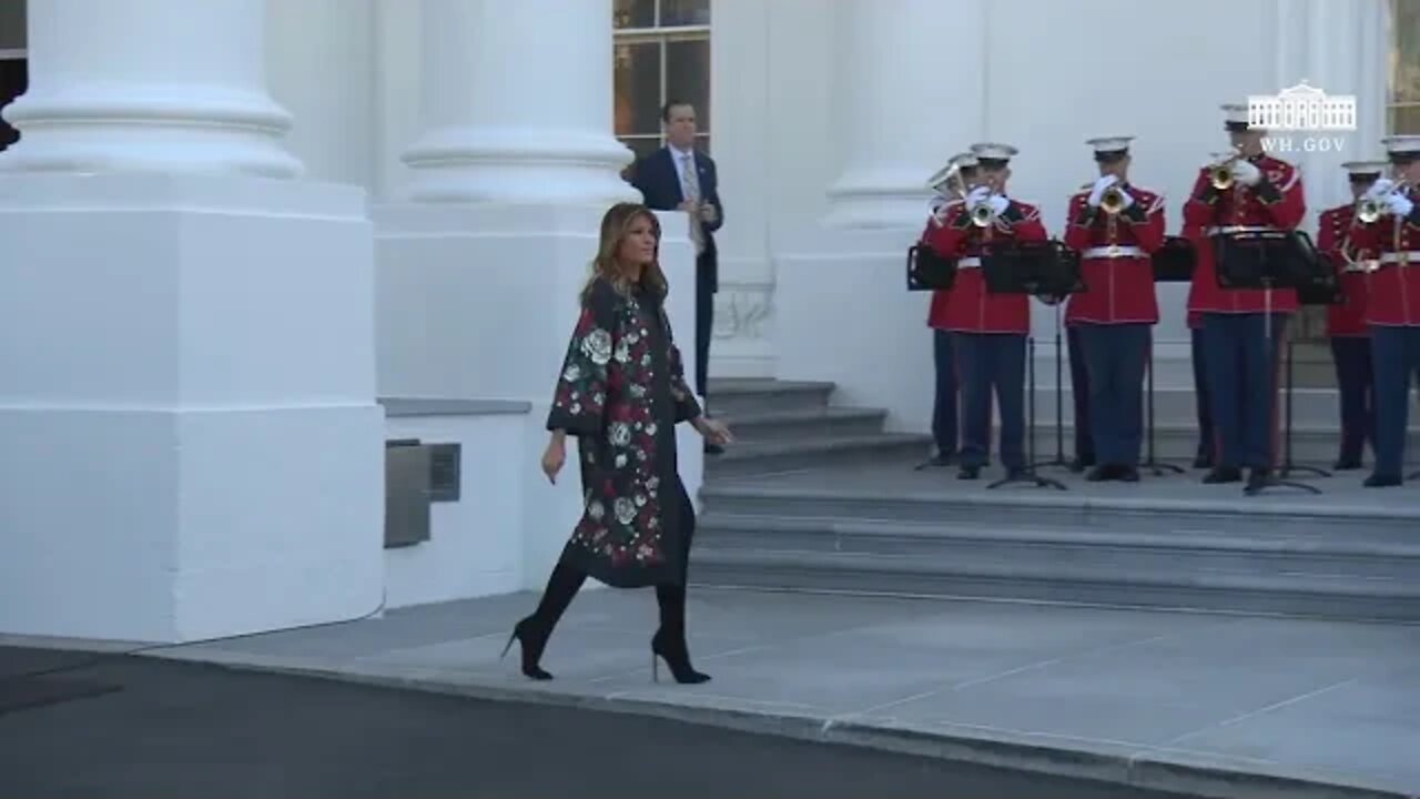 🔴👀🔴 The First Lady Participates in the White House Christmas Tree Delivery