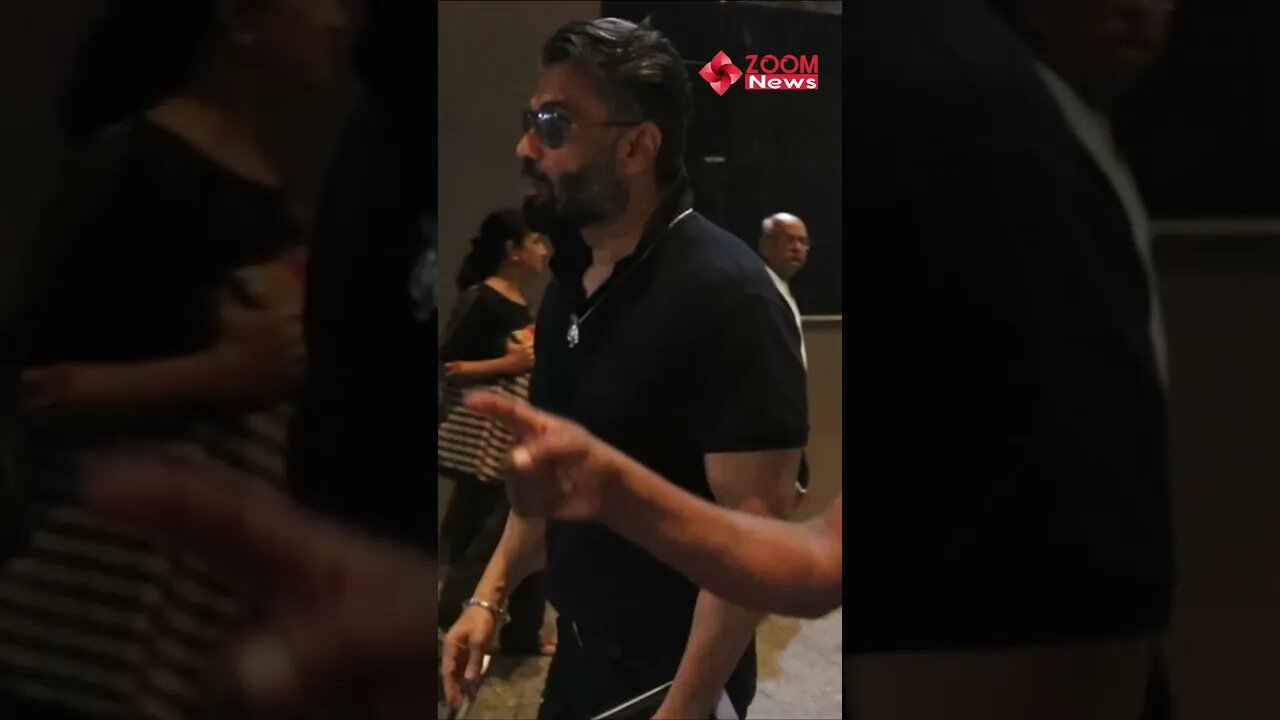 Sunil Shetty gets mobbed at an airport #shorts #sunilshetty