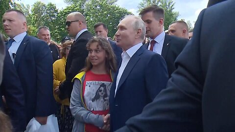 With Putin there´s no sniffing, grabbing or "secret messaging" to the children