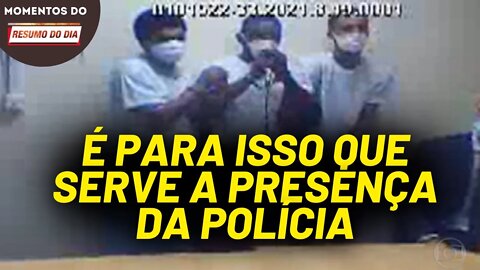 Jovem deixa a cadeia após mais uma arbitrariedade da polícia no Jacarezinho | Momentos